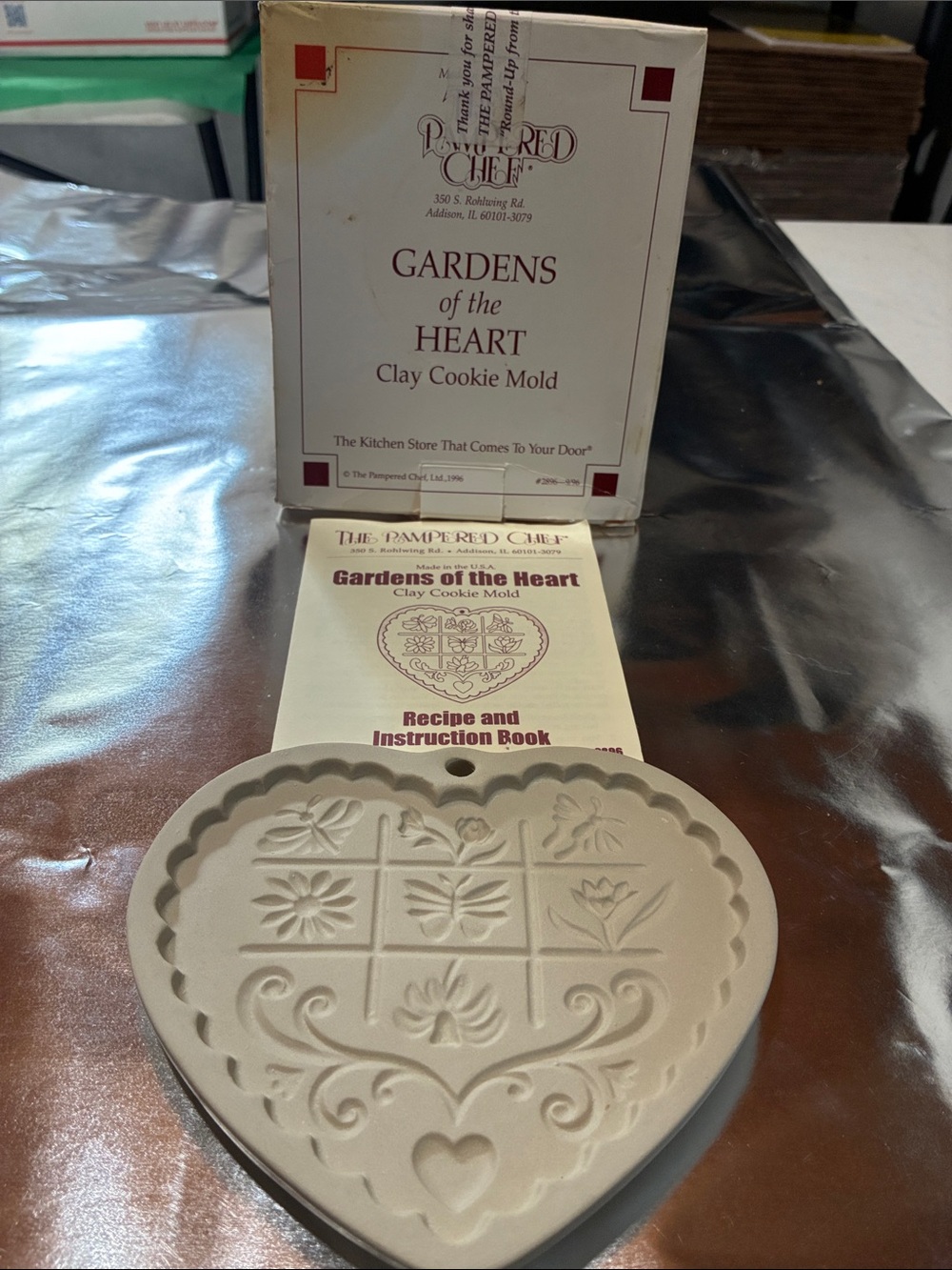 The Pampered Chef Cream Heart-Shaped Gardens of the Heart Clay Cookie Mold